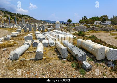 Die Ruine der Stadt Knidos, die türkisfarbene Küste im Südwesten der Türkei, ein beliebtes Urlaubsziel Stockfoto