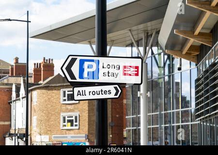 Schild für Railway Long Stay Parkplatz und All Routes St Mary's Road Lincoln City, Lincolnshire, England, Großbritannien Stockfoto