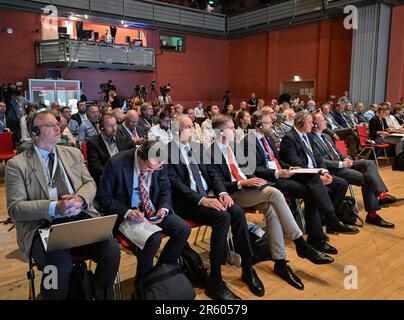 Schwedt, Deutschland. 06. Juni 2023. Viele Teilnehmer nehmen an der oder-Konferenz Teil. Letzten Sommer gab es einen Massenfisch, der im oder-Fluss getötet wurde. Experten in Deutschland und Polen kamen zu dem Schluss, dass die toxische Wirkung der Algenblüte höchstwahrscheinlich den Tod der Fische verursacht hat. Kredit: Patrick Pleul/dpa/Alamy Live News Stockfoto