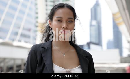 Junge thailändische Geschäftsfrau in einem Stadtbezirk Stockfoto