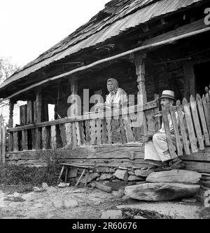 Maramures County, Sozialistische Republik Rumänien, ca. 1980. Ältere Paare auf der Veranda ihres traditionellen Holzhauses. Stockfoto