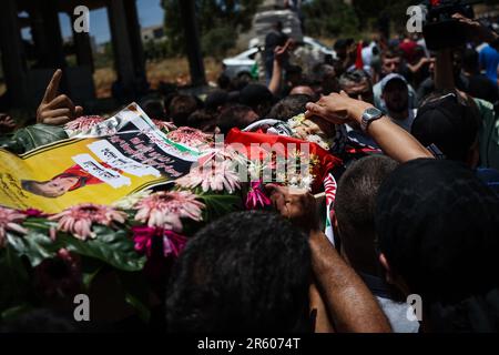 Nabi Saleh, Palästinensische Gebiete. 06. Juni 2023. Die palästinensischen Trauernden tragen die Leiche des 3-jährigen Jungen Mohammed al-Tamim, der Tage nach dem Schuss israelischer Truppen im Westjordanland während seiner Beerdigung im Dorf Nabi-Saleh in der Nähe der Westjordanstadt Ramallah an seinen Wunden starb. Kredit: Ilia Yefimovich/dpa/Alamy Live News Stockfoto