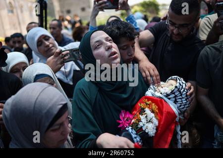 Nabi Saleh, Palästinensische Gebiete. 06. Juni 2023. Die Mutter des 3-jährigen Jungen Mohammed al-Tamim, der Tage nach dem Schuss israelischer Truppen im Westjordanland an seinen Wunden starb, trägt seinen Körper während seiner Beerdigung im Dorf Nabi-Saleh in der Nähe der Westjordanstadt Ramallah. Kredit: Ilia Yefimovich/dpa/Alamy Live News Stockfoto