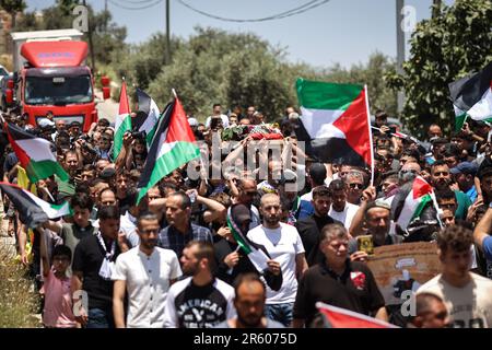 Nabi Saleh, Palästinensische Gebiete. 06. Juni 2023. Die palästinensischen Trauernden tragen die Leiche des 3-jährigen Jungen Mohammed al-Tamim, der Tage nach dem Schuss israelischer Truppen im Westjordanland während seiner Beerdigung im Dorf Nabi-Saleh in der Nähe der Westjordanstadt Ramallah an seinen Wunden starb. Kredit: Ilia Yefimovich/dpa/Alamy Live News Stockfoto