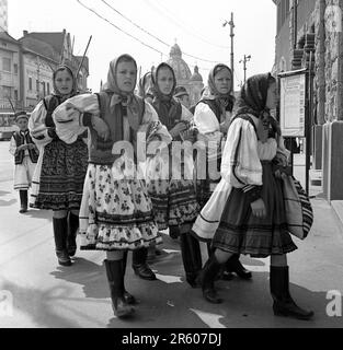 Maramures County, Rumänien, ca. 1980. Einheimische Mädchen in traditioneller Kleidung auf einer Straße der Stadt. Stockfoto