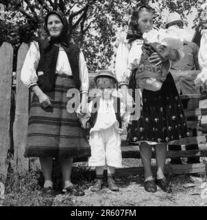Maramures County, Rumänien, ca. 1980. Familie in traditioneller Volkskleidung. Stockfoto