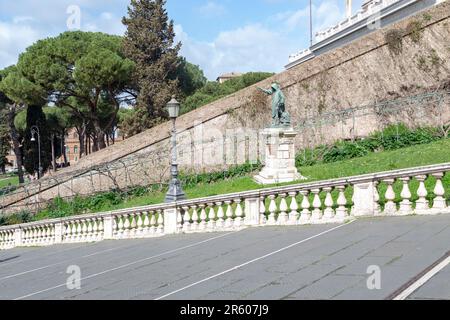 ROM, ITALIEN - 10. MÄRZ 2023: Dies ist der Aufstieg zum Kapitol (Cordonata Capitolina) und das Denkmal der Politikerin Cola di Rienzo. Stockfoto