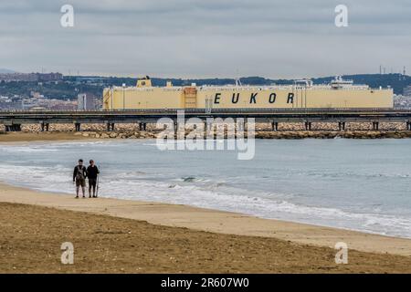 EUKOR-Schifffahrtslinie für den Seeverkehr von Neu- und Gebrauchtwagen sowie hoher und schwerer Fracht. Akronym der Worte "Europa und Korea" Tarragona, Spanien Stockfoto