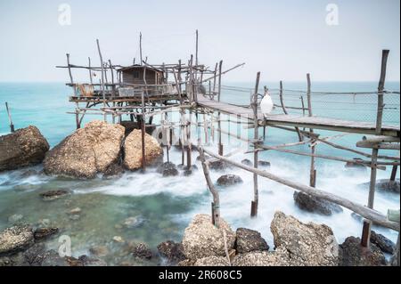 Traditionelle Fischereimaschine in den Abruzzen, Italien: Der „Trabocco“. Es handelt sich um eine bauliche Holzkonstruktion, die aus einer Plattform besteht, die auf dem Meer liegt Stockfoto