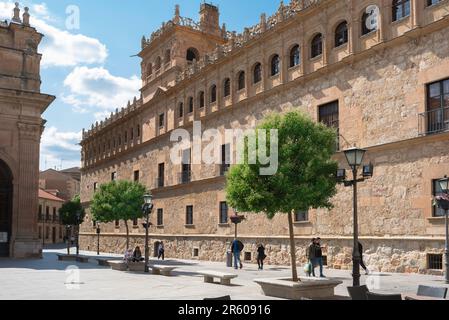 Universitätsviertel Salamanca, Blick auf Menschen, die im Sommer durch das historische Universitätsviertel im Zentrum von Salamanca, Zentralspanien, spazieren gehen. Stockfoto