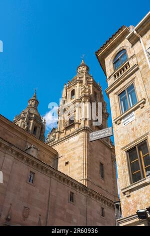 Universitätsstadt Spanien, Blick auf Studentenunterkünfte im historischen Universitätsviertel Salamanca, Zentralspanien. Stockfoto