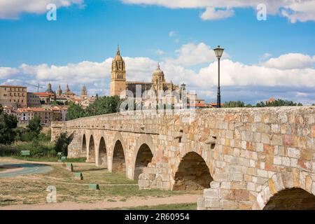 Salamanca-Brücke, Blick im Sommer auf die römische Brücke (Puente Romano), die zur historischen Stadt Salamanca, Castilla Y Leon, Spanien führt Stockfoto