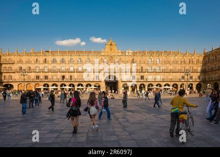 Barockeuropa, Blick auf Menschen, die bei Sonnenuntergang auf der prachtvollen barocken Plaza Mayor in der historischen spanischen Stadt Salamanca im Zentrum Spaniens spazieren gehen Stockfoto