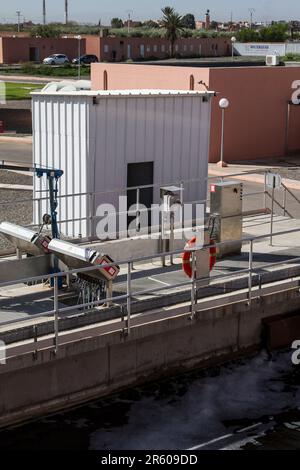 In der Abwasseraufbereitungsanlage Waterleau: Technische Anlagen von Marrakesch Stockfoto