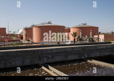 In der Abwasseraufbereitungsanlage Waterleau: Technische Anlagen von Marrakesch Stockfoto