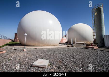 Anaerobe Faulbehälter und Kühlturm: Wesentliche Merkmale der Waterleau-Anlage in Marrakesch Stockfoto