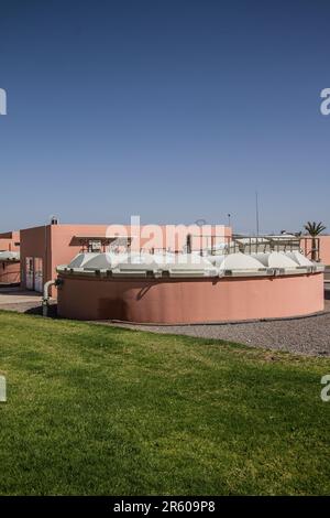 Technische Anlagen und Ausrüstung in der Abwasseraufbereitungsanlage Waterleau in Marrakesch Stockfoto