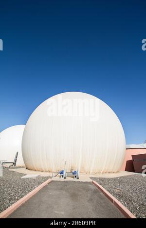 Technische Anlagen und Ausrüstung in der Abwasseraufbereitungsanlage Waterleau in Marrakesch Stockfoto