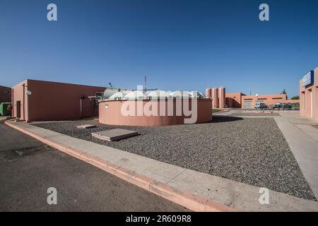 Technische Anlagen und Ausrüstung in der Abwasseraufbereitungsanlage Waterleau in Marrakesch Stockfoto