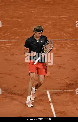 (230606) -- PARIS, 6. Juni 2023 (Xinhua) -- Alexander Zverev aus Deutschland feiert während der vierten Runde der MännerSingles zwischen Alexander Zverev aus Deutschland und Grigor Dimitrov aus Bulgarien beim French Open Tennis Turnier in Roland Garros in Paris, Frankreich, am 5. Juni 2023. (Foto: Julien Mattia/Xinhua) Stockfoto