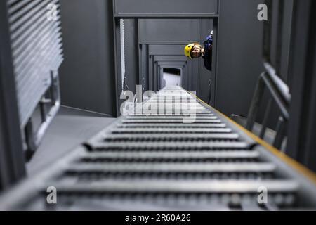 06. Juni 2023, Sachsen-Anhalt, Halle (Saale): Feuerwehrmann Brooke Mollenkamp aus den USA steht während einer Übung des Höhenrettungsteams der Feuerwehr Halle auf einem Brückenpylon der Berliner Brücke. Die Feuerwehr hat derzeit einen Besucher aus der US-amerikanischen Zwillingsstadt Savannah: Feuerwehrmann Mollenkamp erfährt etwas über die Arbeit der deutschen Feuerwehr. Vor ihrem Besuch in Halle war eine Feuerwehrfrau aus Halle drei Wochen lang in Savannah im Bundesstaat Georgia im Südosten der USA. Foto: Jan Woitas/dpa/zB Stockfoto