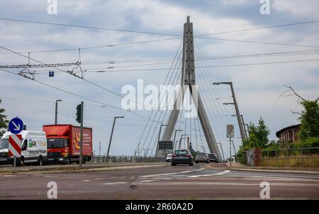 06. Juni 2023, Sachsen-Anhalt, Halle (Saale): Autos fahren über die Berliner Brücke mit dem unverwechselbaren Pier (Pylon). Im Moment hat die Feuerwehr einen Besucher aus der US-amerikanischen Zwillingsstadt Savannah: Feuerwehrmann Mollenkamp erfährt etwas über die Arbeit der deutschen Feuerwehr. Vor ihrem Besuch in Halle war eine Feuerwehrfrau aus Halle drei Wochen lang in Savannah im Bundesstaat Georgia im Südosten der USA. Foto: Jan Woitas/dpa/zB Stockfoto