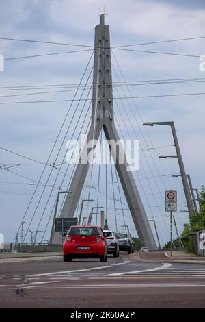 06. Juni 2023, Sachsen-Anhalt, Halle (Saale): Autos fahren über die Berliner Brücke mit dem unverwechselbaren Pier (Pylon). Im Moment hat die Feuerwehr einen Besucher aus der US-amerikanischen Zwillingsstadt Savannah: Feuerwehrmann Mollenkamp erfährt etwas über die Arbeit der deutschen Feuerwehr. Vor ihrem Besuch in Halle war eine Feuerwehrfrau aus Halle drei Wochen lang in Savannah im Bundesstaat Georgia im Südosten der USA. Foto: Jan Woitas/dpa/zB Stockfoto