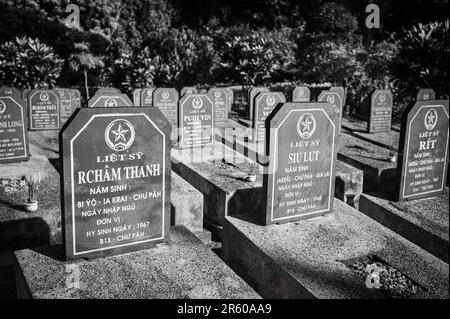 Kriegsgräber auf dem Kriegsfriedhof in Ia Grai, Provinz Gia Lai im zentralen Hochland Vietnams. Die Gräber enthalten hauptsächlich die Überreste von Loca Stockfoto