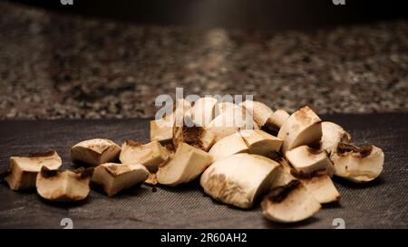 Gehackte Pilze aus nächster Nähe in der Küche Stockfoto