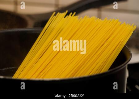 Spaghetti kochen in der Küche aus nächster Nähe Stockfoto