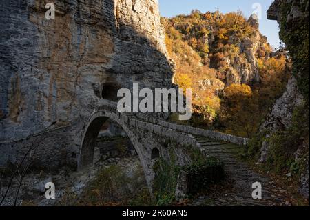 Blick auf die traditionelle steinerne Kokkorou-Brücke in Epirus, Griechenland im Herbst Stockfoto