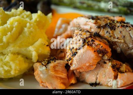 Lachsfisch mit Spargel und Kartoffelpüree zu Hause Stockfoto