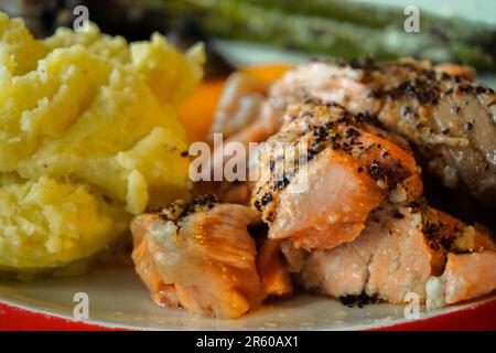 Lachsfisch mit Spargel und Kartoffelpüree zu Hause Stockfoto