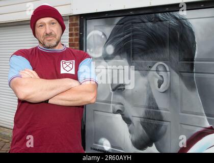 Royston, Hertfordshire, 6. Juni 2023. Der West Ham-Fan und Künstler Dave Nash hat vor dem morgigen Europa Conference Cup-Finale von West Ham ein Wandgemälde von Hammers Captain Declan Rice an seiner Garagentür in Royston, Hertfordshire, gemalt. Kredit: Jason Mitchell/Alamy Live News Stockfoto