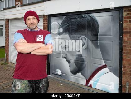 Royston, Hertfordshire, 6. Juni 2023. Der West Ham-Fan und Künstler Dave Nash hat vor dem morgigen Europa Conference Cup-Finale von West Ham ein Wandgemälde von Hammers Captain Declan Rice an seiner Garagentür in Royston, Hertfordshire, gemalt. Kredit: Jason Mitchell/Alamy Live News Stockfoto