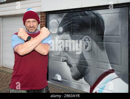 Royston, Hertfordshire, 6. Juni 2023. Der West Ham-Fan und Künstler Dave Nash hat vor dem morgigen Europa Conference Cup-Finale von West Ham ein Wandgemälde von Hammers Captain Declan Rice an seiner Garagentür in Royston, Hertfordshire, gemalt. Kredit: Jason Mitchell/Alamy Live News Stockfoto