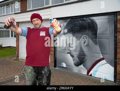 Royston, Hertfordshire, 6. Juni 2023. Der West Ham-Fan und Künstler Dave Nash hat vor dem morgigen Europa Conference Cup-Finale von West Ham ein Wandgemälde von Hammers Captain Declan Rice an seiner Garagentür in Royston, Hertfordshire, gemalt. Kredit: Jason Mitchell/Alamy Live News Stockfoto