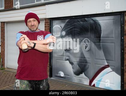 Royston, Hertfordshire, 6. Juni 2023. Der West Ham-Fan und Künstler Dave Nash hat vor dem morgigen Europa Conference Cup-Finale von West Ham ein Wandgemälde von Hammers Captain Declan Rice an seiner Garagentür in Royston, Hertfordshire, gemalt. Kredit: Jason Mitchell/Alamy Live News Stockfoto