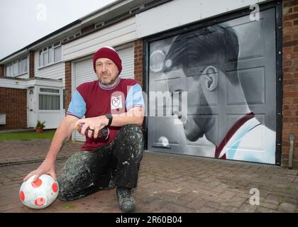 Royston, Hertfordshire, 6. Juni 2023. Der West Ham-Fan und Künstler Dave Nash hat vor dem morgigen Europa Conference Cup-Finale von West Ham ein Wandgemälde von Hammers Captain Declan Rice an seiner Garagentür in Royston, Hertfordshire, gemalt. Kredit: Jason Mitchell/Alamy Live News Stockfoto