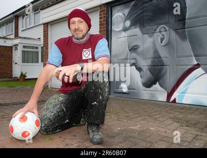 Royston, Hertfordshire, 6. Juni 2023. Der West Ham-Fan und Künstler Dave Nash hat vor dem morgigen Europa Conference Cup-Finale von West Ham ein Wandgemälde von Hammers Captain Declan Rice an seiner Garagentür in Royston, Hertfordshire, gemalt. Kredit: Jason Mitchell/Alamy Live News Stockfoto