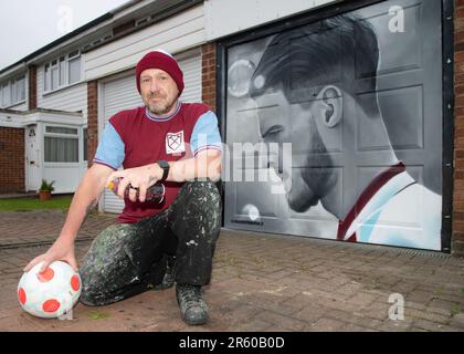 Royston, Hertfordshire, 6. Juni 2023. Der West Ham-Fan und Künstler Dave Nash hat vor dem morgigen Europa Conference Cup-Finale von West Ham ein Wandgemälde von Hammers Captain Declan Rice an seiner Garagentür in Royston, Hertfordshire, gemalt. Kredit: Jason Mitchell/Alamy Live News Stockfoto