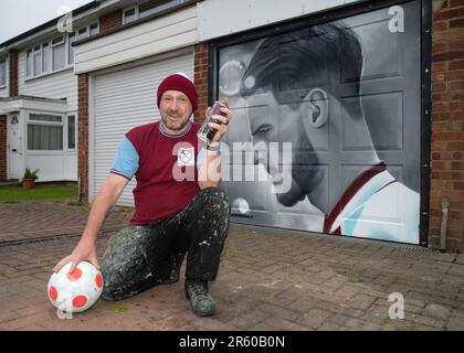 Royston, Hertfordshire, 6. Juni 2023. Der West Ham-Fan und Künstler Dave Nash hat vor dem morgigen Europa Conference Cup-Finale von West Ham ein Wandgemälde von Hammers Captain Declan Rice an seiner Garagentür in Royston, Hertfordshire, gemalt. Kredit: Jason Mitchell/Alamy Live News Stockfoto