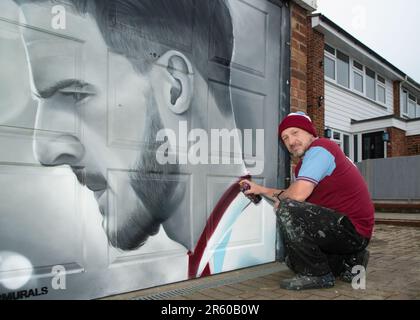 Royston, Hertfordshire, 6. Juni 2023. Der West Ham-Fan und Künstler Dave Nash hat vor dem morgigen Europa Conference Cup-Finale von West Ham ein Wandgemälde von Hammers Captain Declan Rice an seiner Garagentür in Royston, Hertfordshire, gemalt. Kredit: Jason Mitchell/Alamy Live News Stockfoto