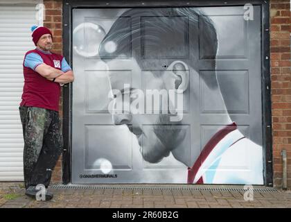 Royston, Hertfordshire, 6. Juni 2023. Der West Ham-Fan und Künstler Dave Nash hat vor dem morgigen Europa Conference Cup-Finale von West Ham ein Wandgemälde von Hammers Captain Declan Rice an seiner Garagentür in Royston, Hertfordshire, gemalt. Kredit: Jason Mitchell/Alamy Live News Stockfoto