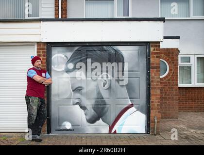 Royston, Hertfordshire, 6. Juni 2023. Der West Ham-Fan und Künstler Dave Nash hat vor dem morgigen Europa Conference Cup-Finale von West Ham ein Wandgemälde von Hammers Captain Declan Rice an seiner Garagentür in Royston, Hertfordshire, gemalt. Kredit: Jason Mitchell/Alamy Live News Stockfoto