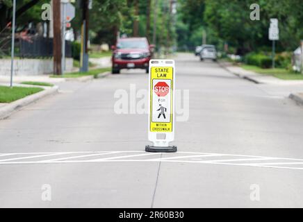 Schild für Fußgängerübergang auf einer belebten Straße in einer Nachbarschaft Stockfoto