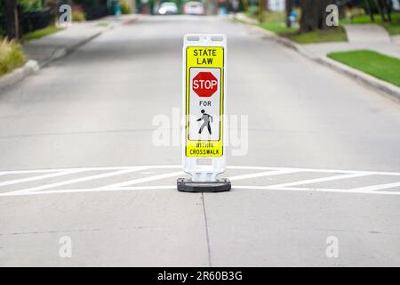 Schild für Fußgängerübergang auf einer belebten Straße in einer Nachbarschaft Stockfoto