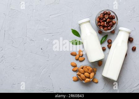 Set oder Sammlung verschiedener veganer Milchmandeln, Cashews, auf Tischhintergrund. Vegane Milch und Zutaten auf Pflanzenbasis, Draufsicht. Stockfoto