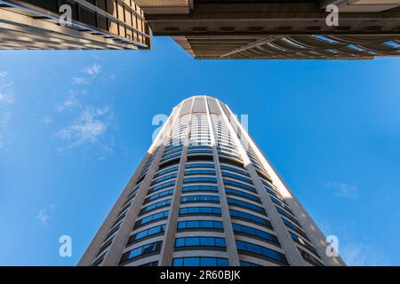 Sydney, Australien - 17. April 2022: Hochhaus-Büros und -Apartments auf dem Australia Square im zentralen Geschäftsviertel von Sydney aus einer aufsteigenden Perspektive Stockfoto