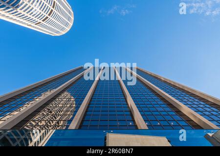 Sydney, Australien - 17. April 2022: Hochhäuser und Wohnhäuser am Australia Square im zentralen Geschäftsviertel von Sydney aus der Perspektive nach oben Stockfoto